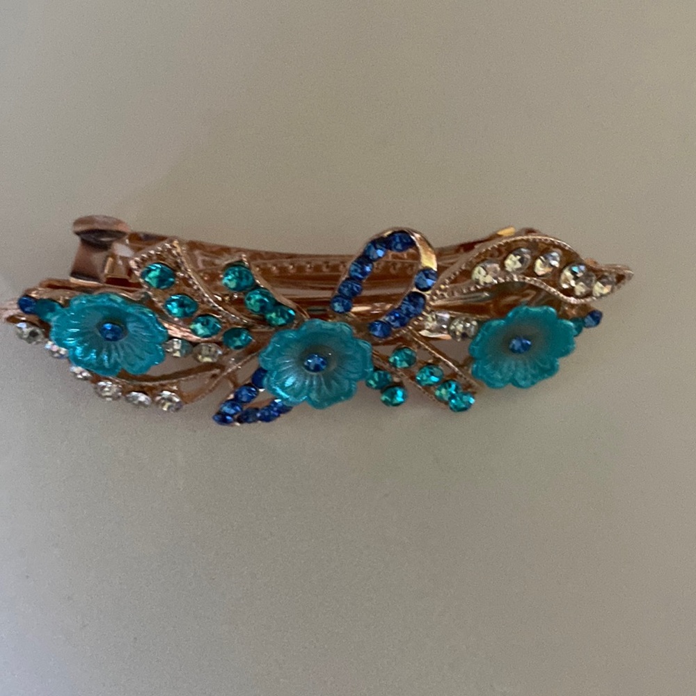 Beautiful rhinestones vintage hair clip